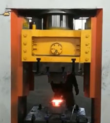 傳動(dòng)軸凸緣叉鍛造現(xiàn)場